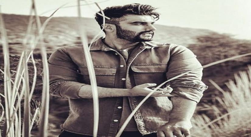 Mumbai, Aug 26 (IANS) On Wednesday, soon after a yet-untitled cross-border love story featuring Arjun Kapoor was announced, Twitter was flooded with memes and trolls targeting the actor. As a result, his name started to trend on Twitter.