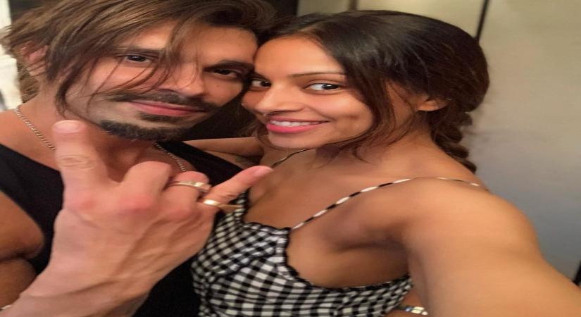 Bipasha loves Karan's new art work, a portrait of Ganesha.