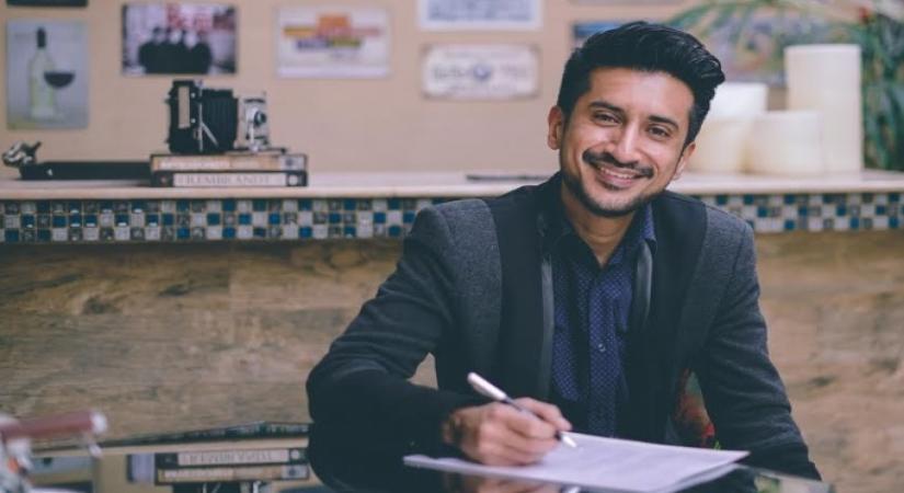 New Delhi, Aug 10 (IANS) Pakistani director Asim Abbasi says he looks up to Bollywood veteran Rekha, adding that the Hindi film industry has had a huge influence on his work.