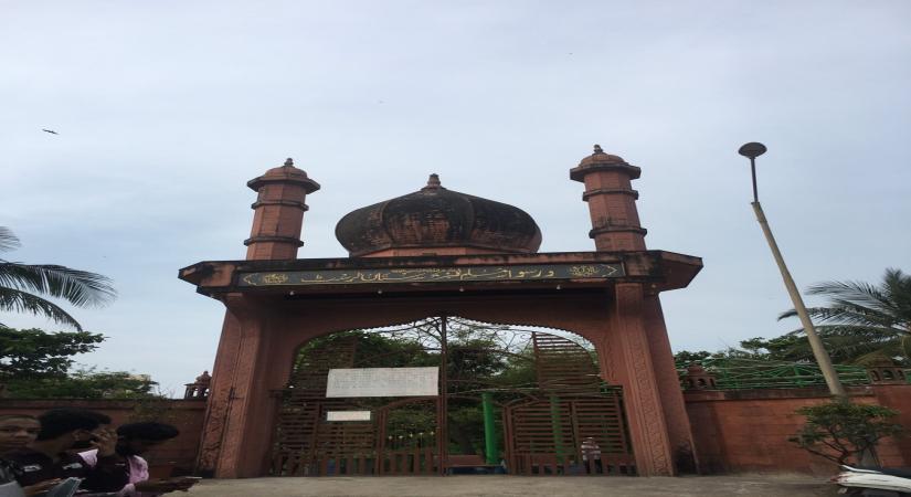 Chandan Roy Sanyal visits Irrfan's grave.