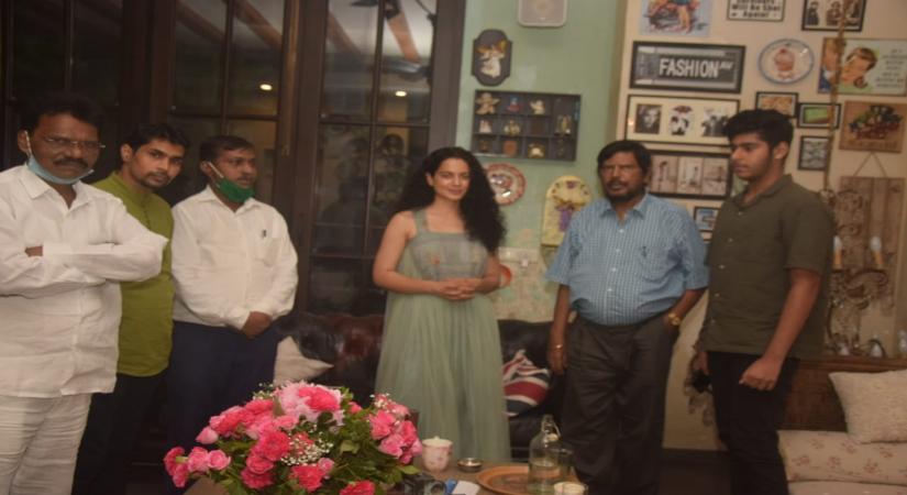 Ramdas Athawale visits Kangana as mark of solidarity.