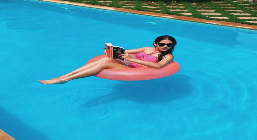 Sara Ali Khan's gulabo moment in the pool