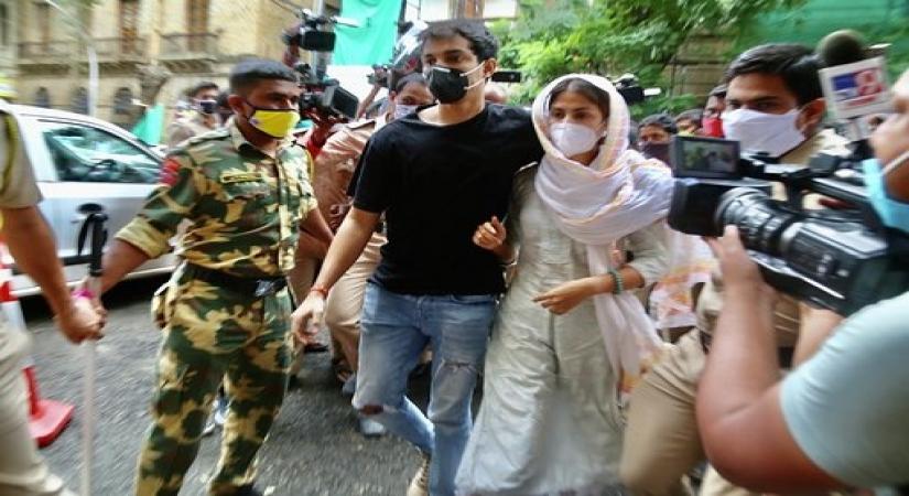 Mumbai: Bollywood actor Rhea Chakraborty accompanied by her brother Showik arrives to appear before the Enforcement Directorate for questioning in a money laundering probe vis-a-vis the Sushant Singh Rajput case, in Mumbai on Aug 10, 2020. (Photo: IANS)