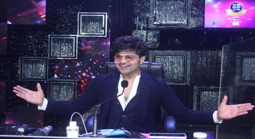 Himesh Reshammiya gives Bollywood offer to reality show participants.