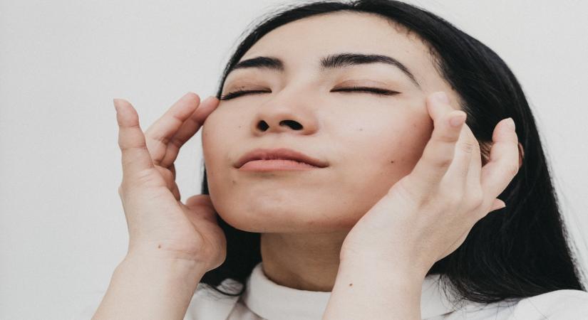 Simplify your monsoon skincare with Vitamin C serum!