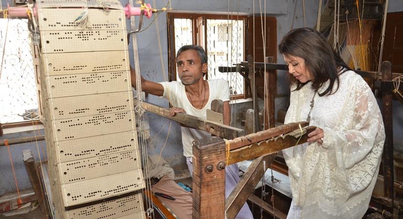 Ritu Kumar studying the condition of weaving industry in Banara.