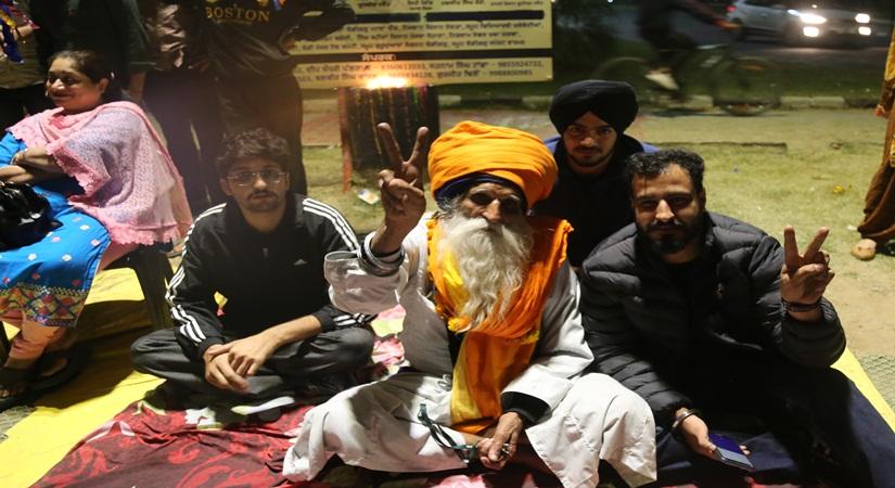 Farmers show victory sign after announcement of repealing the farm laws