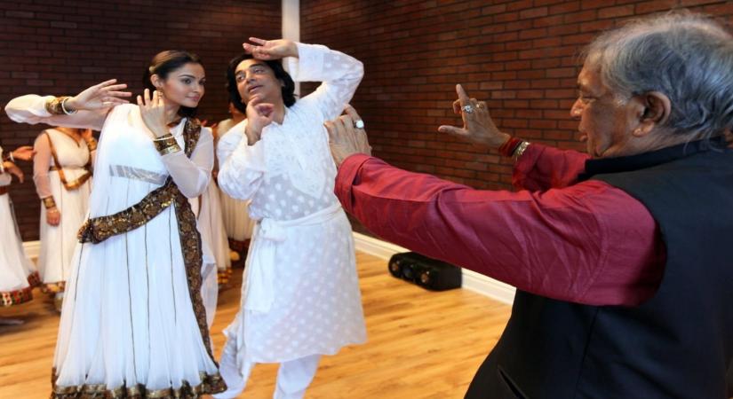 Kamal Haasan pays heart touching tribute to Birju Maharaj.