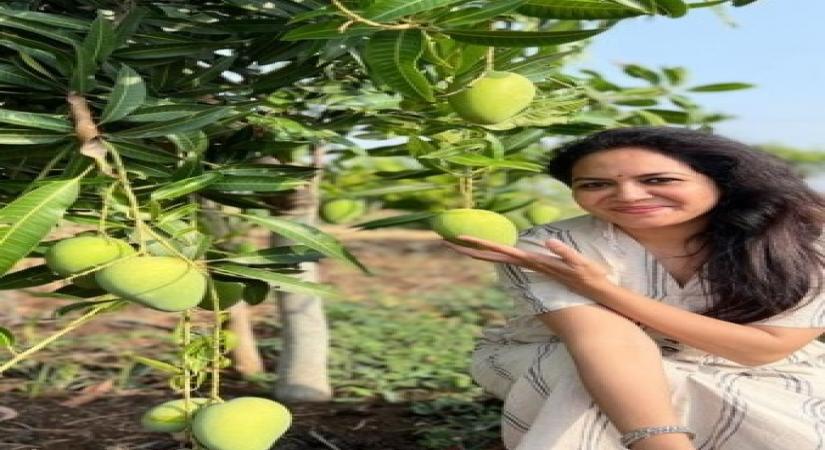 Telugu playback singer Sunitha rubbishes pregnancy rumours