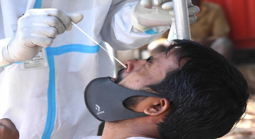 Bengaluru:Health workers collect swab samples for COVID 19 tests at Majestic, amid ongoing Coronavirus pandemic, in Bengaluru on Sunday 23rd January 2022 .(PHOTO:IANS)