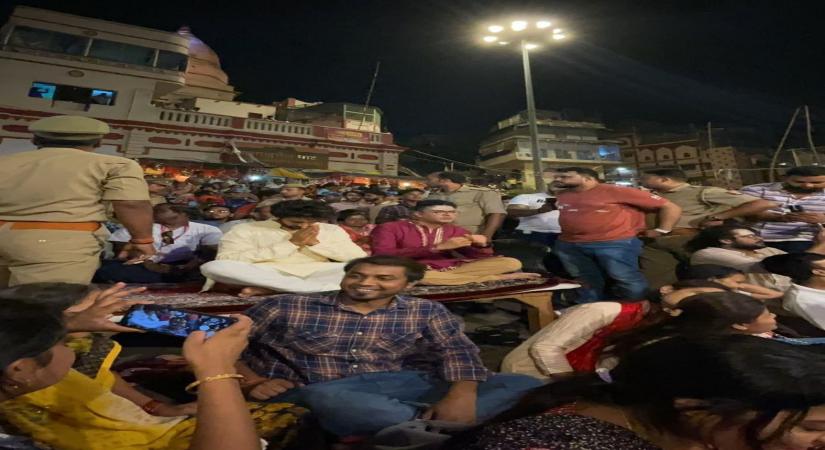 Kartik Aaryan visits Kashi temple as  Bhool Bhulaiyaa 2 continues dream run at BO.