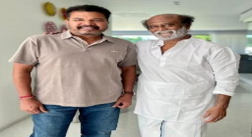 Director Shankar calls on Rajini as their blockbuster 'Sivaji' completes 15 years.