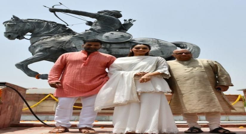 Akshay, Manushi, 'Samrat Prithviraj' director honour legendary king at Delhi's Qila Rai Pithora