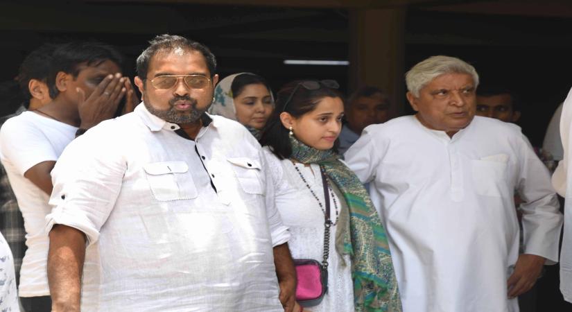Mumbai : Shankar Mahadevan and Javed Akhtar arrive at Krishnakumar Kunnath's residence to attend his funeral in Mumbai, on Thursday, June 02, 2022. (Photo: Nitin Lawate/IANS)