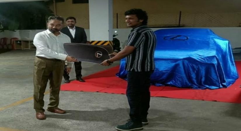 Kamal Haasan gifts car to Lokesh Kanakaraj