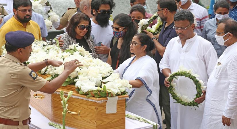 Kolkata: West Bengal CM Mamta Banerjee pays last respect to Bollywood singer Krishnakumar Kunnath aka KK at Rabindra Sadan in Kolkata on Wednesday, June 1, 2022. KK passed away due to a heart attack after performing at a concert in the state on May 31, 2022. (Photo: IANS/Kuntal Chakrabarty)