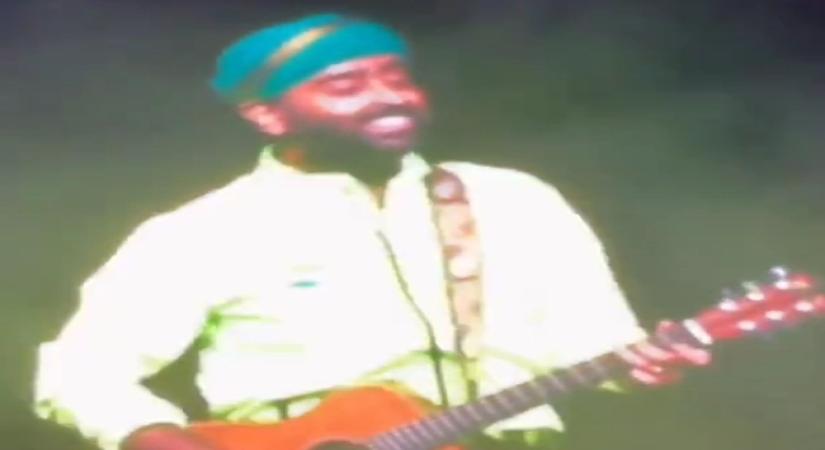 Arijit sings kesariya ahead of its release in live concert in Sydney.(photo:Twitter)