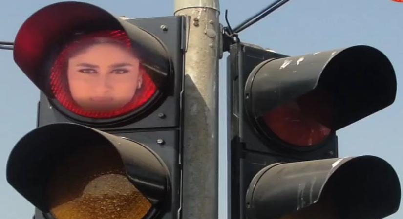 Kareena in red light for Delhi Police.(photo:Twitter)