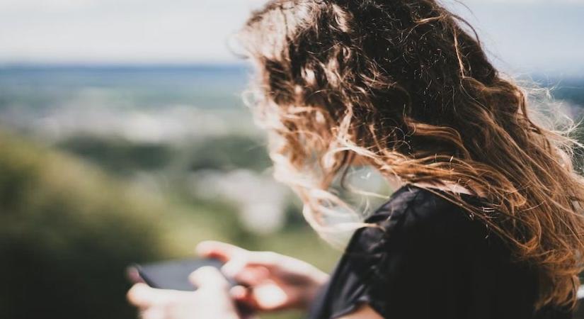 Teen girls find it more difficult to give up social media than boys.