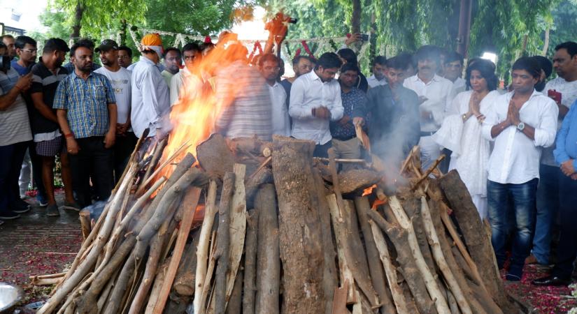 New Delhi: Comedian Sunil Pal, Ehsaan Qureshi and others during the last rites of comedian Raju Srivastav at Nigambodh Ghat crematorium in New Delhi on Thursday, Sept. 22, 2022. He passed away at AIIMS yesterday after being admitted on August 10 for experiencing chest pain and collapsing while working out at the gym.  (Photo: Anupam Gautam/IANS)
