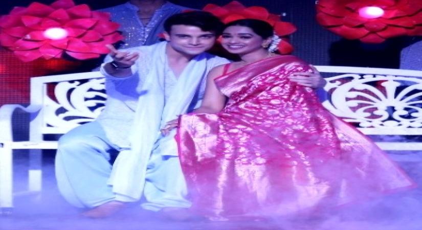 Krishna Kaul proposes to co-star Mugdha Chaphekar in SRK style.