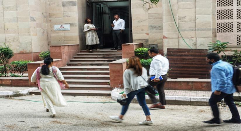 New Delhi: Bollywood actress Jacqueline Fernandez arrives at the Economic Wings Office (EWC) to appear in a multi-crore money laundering case linked to alleged conman Sukesh Chandrashekhar and others, in New Delhi on Wednesday, Sept. 14, 2022. (Photo: Wasim Sarvar/IANS)
