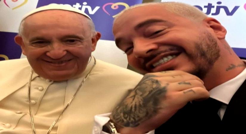J Balvin takes picture with coolest pope Francis.(photo:instagram)