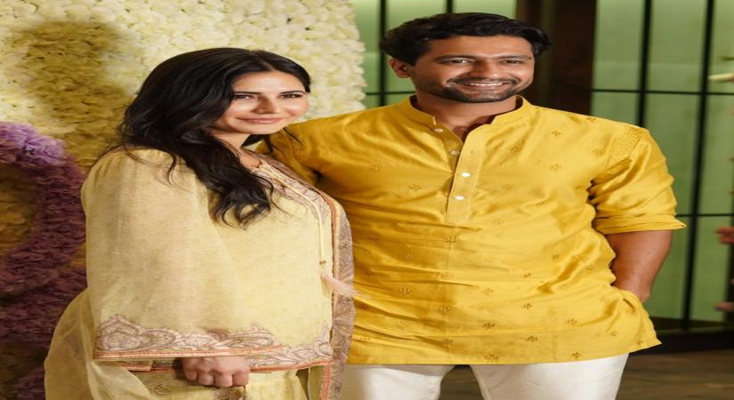 Mumbai : Actors Vicky Kaushal and Katrina Kaif pose for photographs as they arrive at Arpita Khan's Ganesh Chaturthi Celebrations in Mumbai on Wednesday, August 31, 2022.  (Photo:Sanjay Tiwari/IANS)