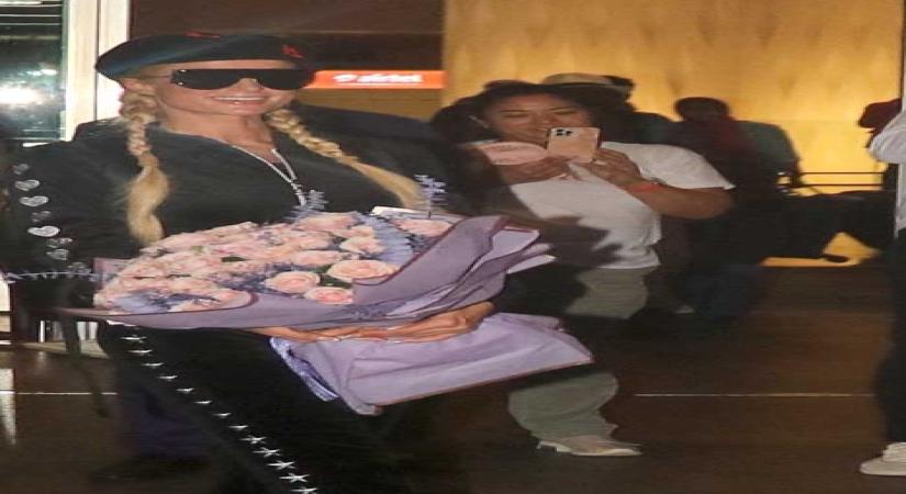 Mumbai: American socialite-actor Paris Hilton arrives in Mumbai on Wednesday October 19,2022.(Photo: Sanjay Tiwari/IANS)
