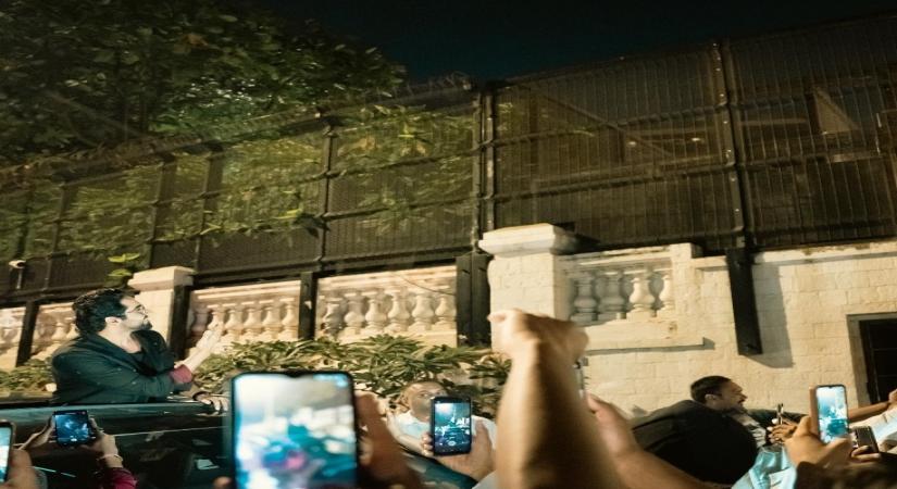 Ayushmann poses in front of SRK's Mannat; gets mobbed by fans.(photo:instagram)