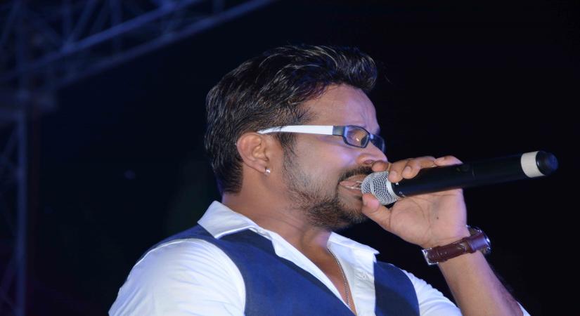 Patna: Singer Shahid Mallya performs during Dussehra Mahotsav at Gandhi Maidan in Patna on Sept 24, 2017. (Photo: IANS)