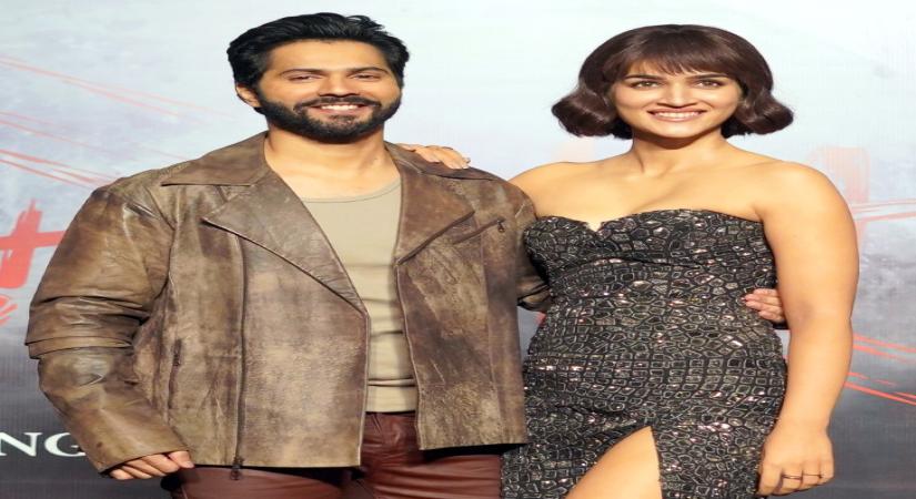 Mumbai : Actors Varun Dhawan and Kriti Sanon pose for photographs during the trailer launch of upcoming film 'Bhediya' in Mumbai on Wednesday, October 19, 2022. (Photo:Sanjay Tiwari/IANS)