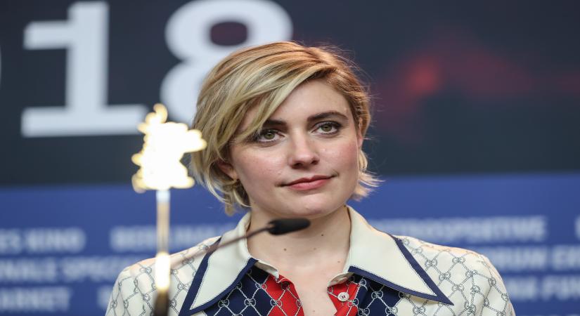 BERLIN, Feb. 15, 2018 (Xinhua) -- Voice actress of animation film "Isle of Dogs" Greta Gerwig attends a press conference during the 68th Berlin International Film Festival in Berlin, capital of Germany, on Feb. 15, 2018. (Xinhua/Shan Yuqi/IANS)