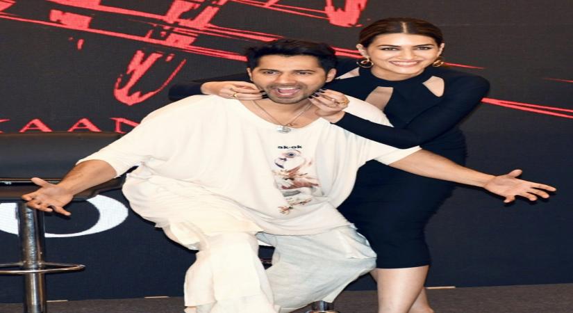 Kolkata: Bollywood actor Varun Dhawan and actress Kriti Sanon pose for a photograph during a press conference for their upcoming film 'Bhediya', in Kolkata on Nov. 22, 2022. (Photo: Kuntal Chakrabarty/IANS)