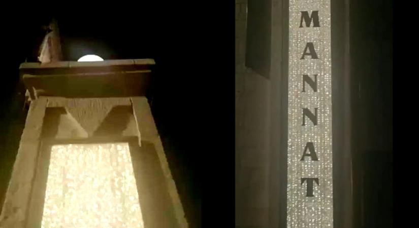 SRK diamond studded Mannat nameplate .(photo:@srk_sindhanur)