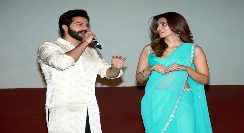 Mumbai: Bollywood actor Varun Dhavan and actress Kriti Senon while launching a song 'Thumkeshwari' from their upcoming film 'Bhediya', in Mumbai on Friday, Oct. 28, 2022. (Photo: Sanjay Tiwari/IANS)