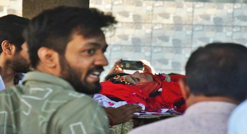 Mumbai : Mortal remains of Tunisha Sharma at pyre before cremation at a cremation ground in Bhayander Eastin, Mumbai on Saturday, December 27, 2022. (Photo: Nitin Lawate/IANS)