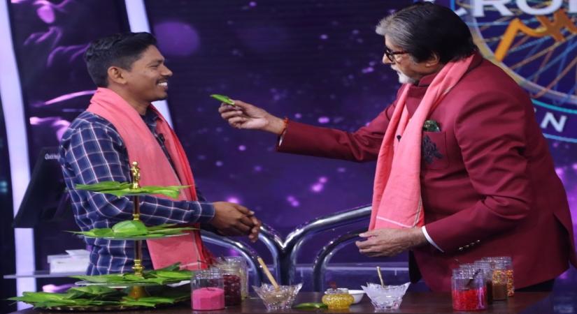 Big B makes 'paan' on the sets of 'KBC 14'.
