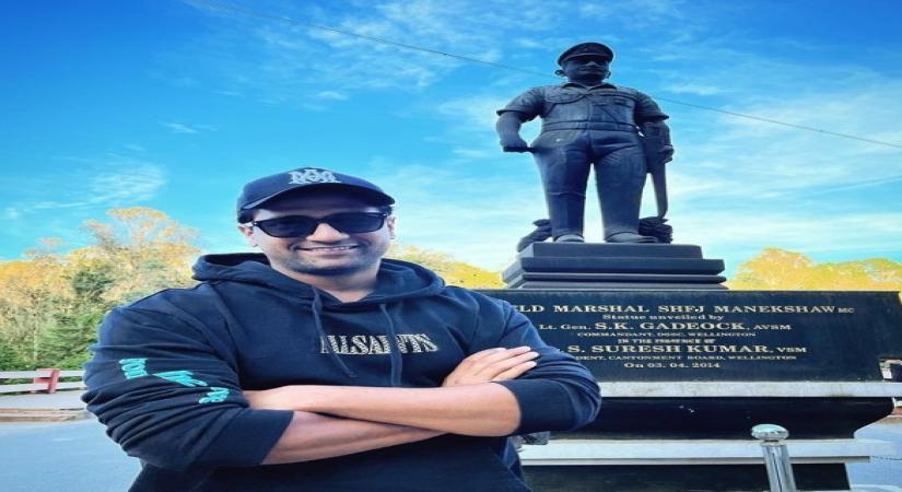 Vicky Kaushal gets a picture clicked with Sam Manekshaw's statue.(photo:instagram)