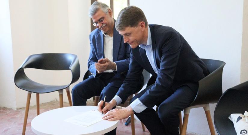 (L to R) Sunil Kant Munjal, Founder & Patron, Serendipity Arts Foundation signing agreement with Mr Emmanuel Lebrun-Damiens, Counsellor for Education, French Embassy in India
