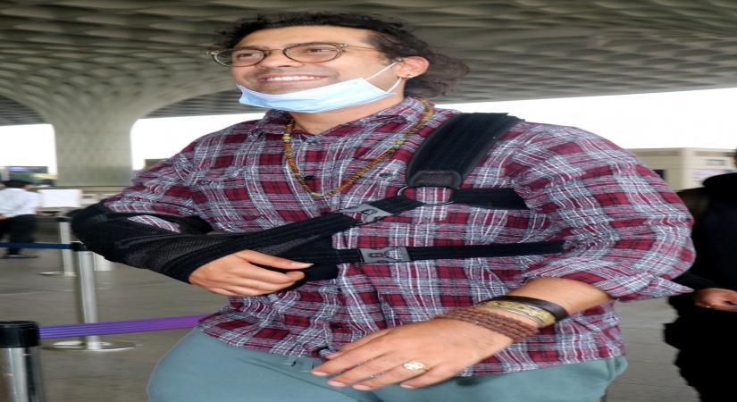 Mumbai : Singing sensation Jubin Nautiyal spotted at Mumbai airport on Friday,  December 02, 2022.(Photo: Sanjay Tiwari/IANS)
