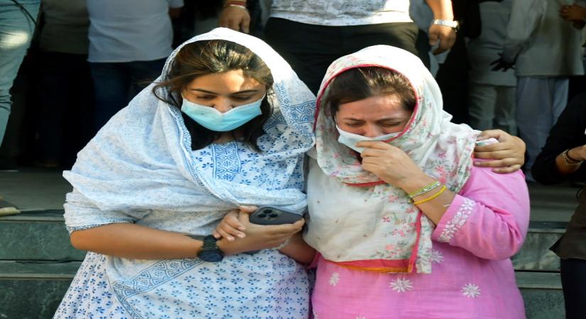 Mumbai : Sister and mother of accused Sheezan Khan also attended the funeral of late actor Tunisha Sharma at the crematorium ground, in Mumbai on Tuesday, December 27, 2022. (Photo: Nitin Lawate/IANS)