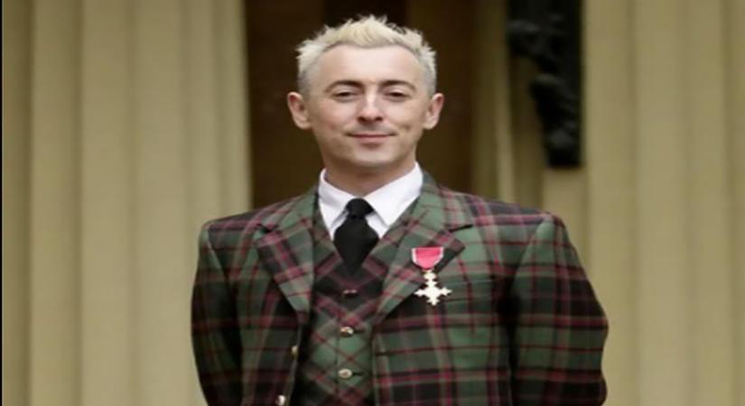 Alan Cumming returns his Officer of the British Empire honour