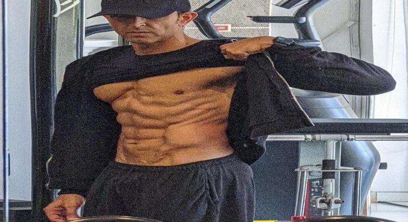 Hrithik flaunts six pack abs as he steps into 2023.(photo:instagram)