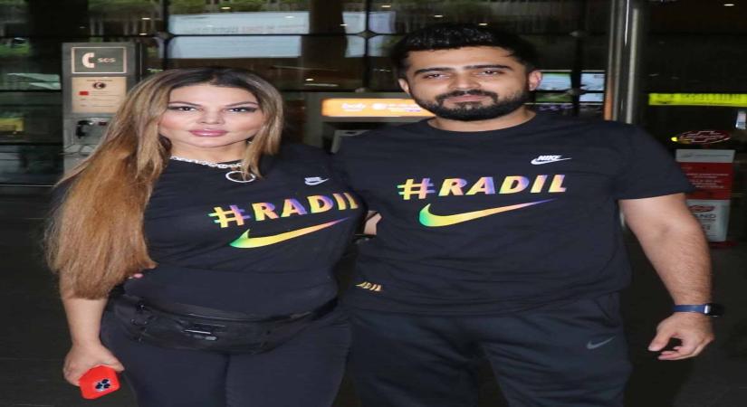 Mumbai:Rakhi Sawant N Aadil spotted at Airport in Mumbai on Saturday July 30,2022 .(Photo: Sanjay Tiwari/IANS)