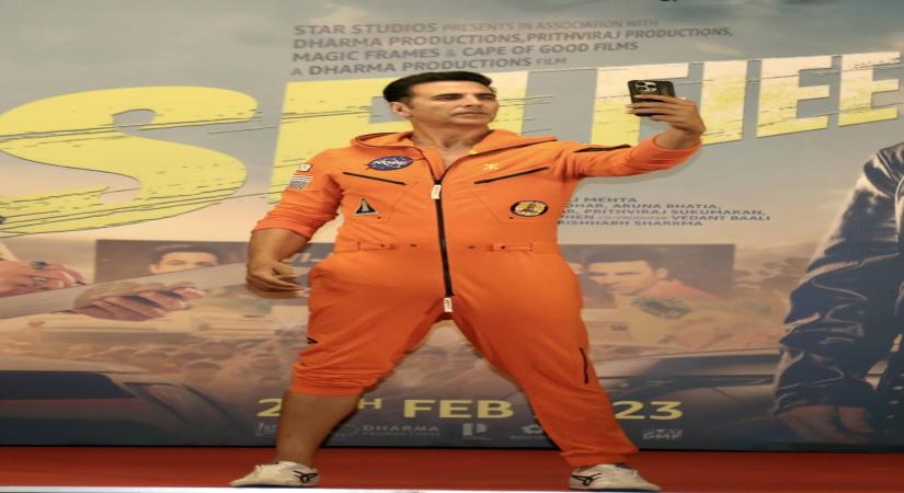 Mumbai: Bollywood actor Akshay Kumar takes a selfie to make a record of 200 selfies in 3 minutes during a promotion of his upcoming film 'Selfiee', in Mumbai on Wednesday, Feb. 22, 2023. (Photo: Sanjay Tiwari/IANS)