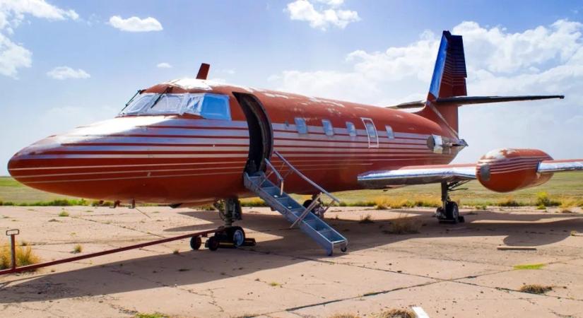 Elvis Presley's private jet auctioned for $260K after 4 decades in deserts
