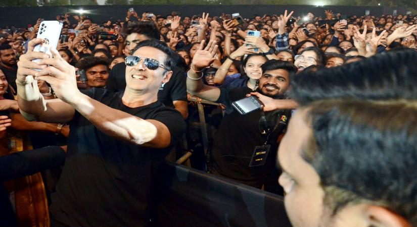 Akshay Kumar smashes world record with 184 selfies taken in three minutes!