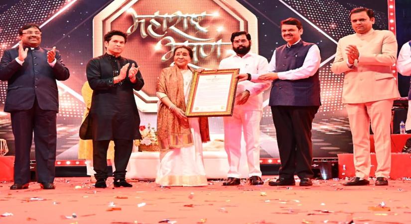 Legendary singer Asha Bhosle conferred 'Maharashtra Bhushan-2021'.(photo:Twitter/@mieknathshinde)