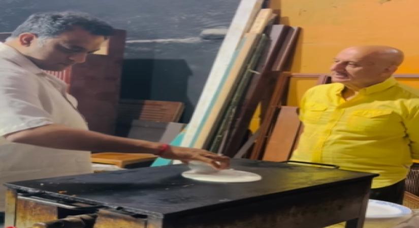 Anurag Basu makes dosas on the sets of Life in ametro